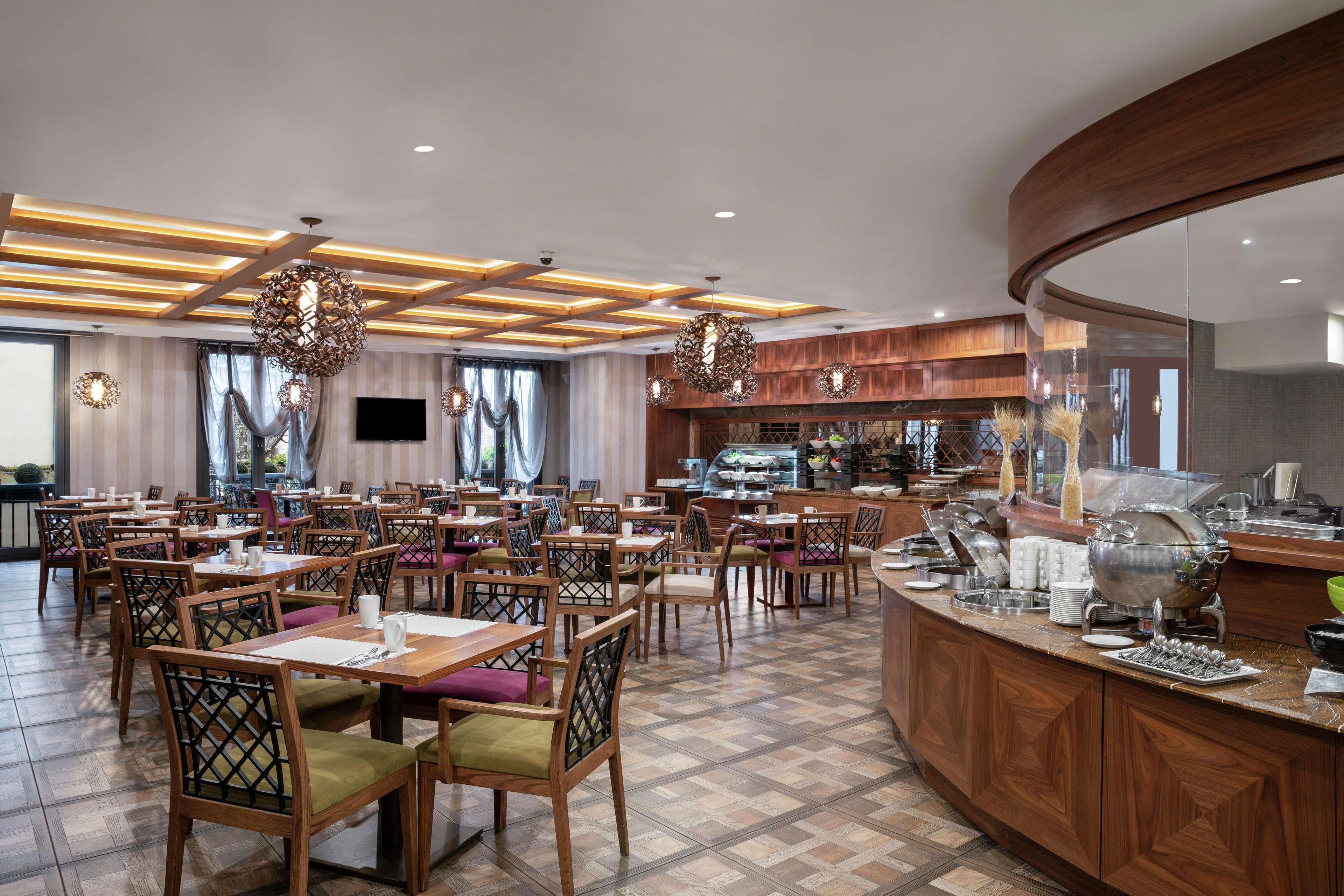 Doubletree By Hilton Istanbul Gayrettepe Hotel Exterior photo The restaurant