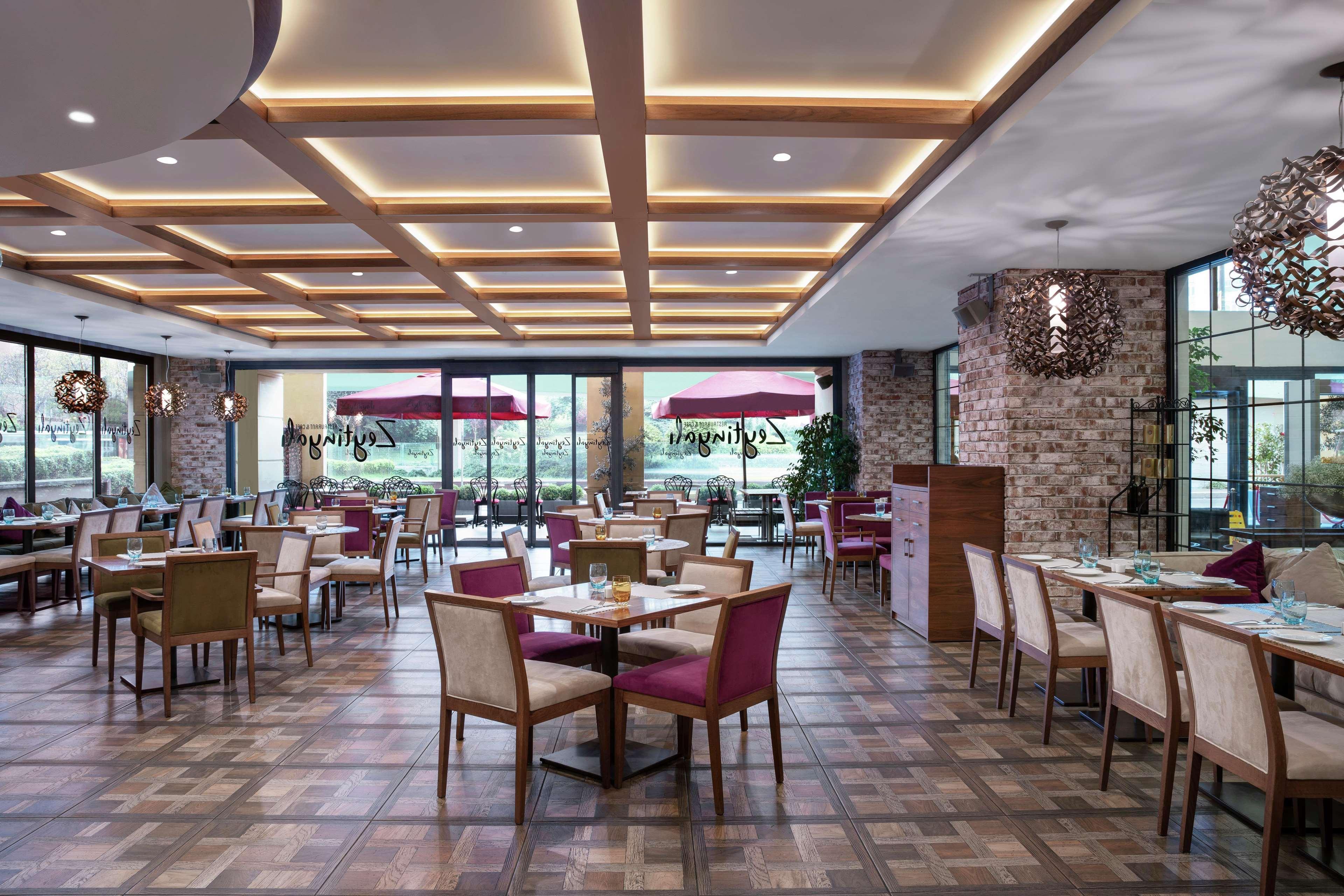 Doubletree By Hilton Istanbul Gayrettepe Hotel Exterior photo Restaurant