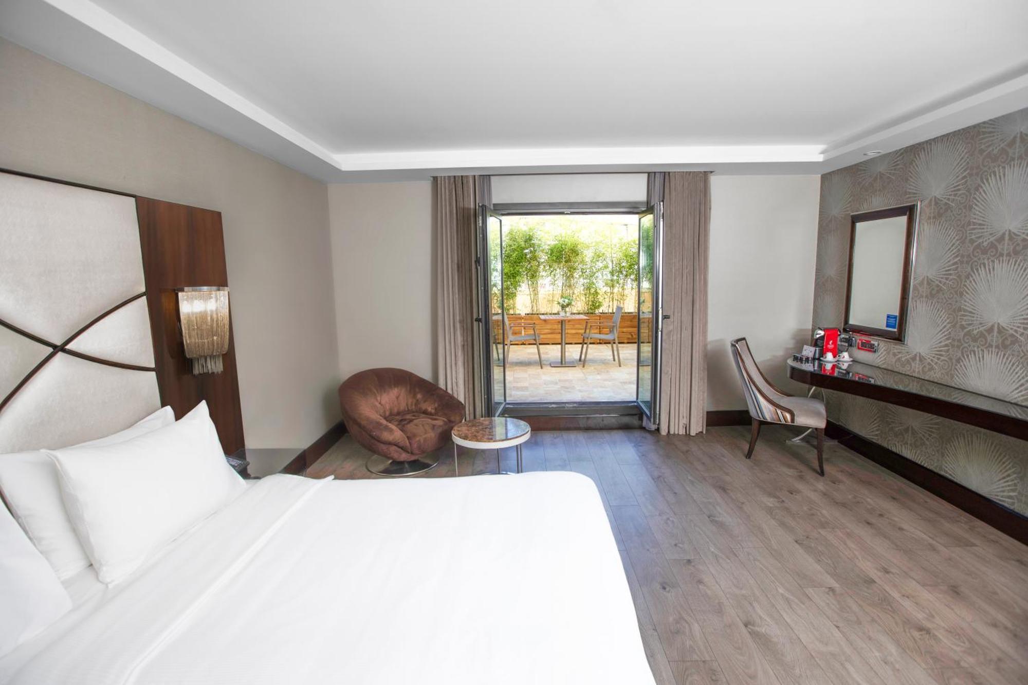 Doubletree By Hilton Istanbul Gayrettepe Hotel Exterior photo A room at the hotel