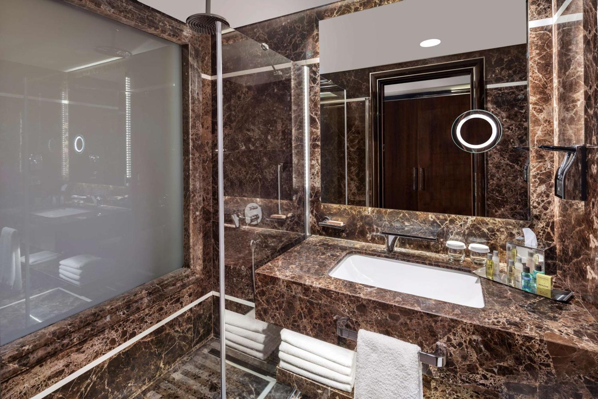 Doubletree By Hilton Istanbul Gayrettepe Hotel Exterior photo Bathroom